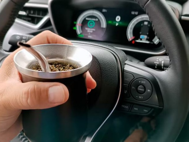 Mate al volante: multas de hasta $500 mil en algunas provincias